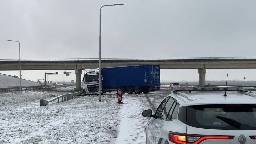 Vrachtwagen geschaard op A7 bij Kornwederzand
