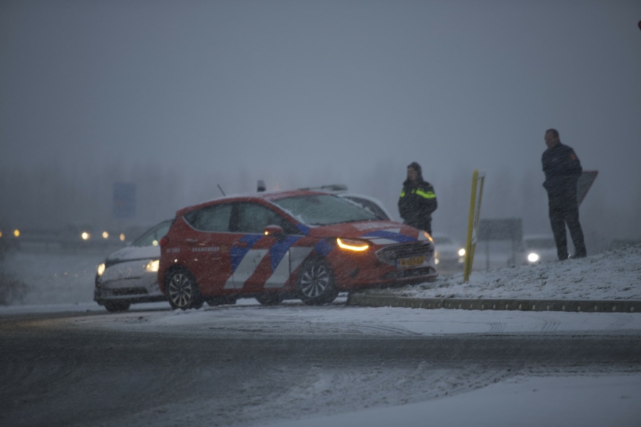 Brandweerauto krijgt ongeval door gladheid op rotonde