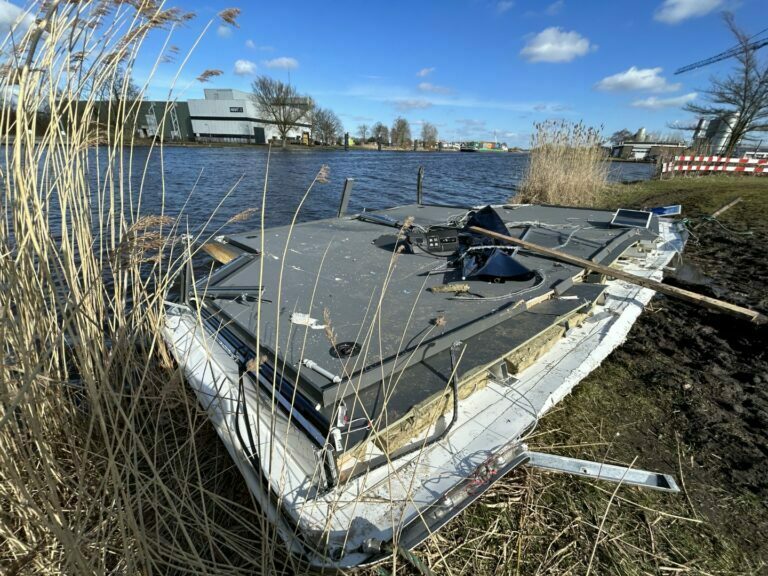 Dak van containerschip vliegt van stuurhut na botsing brug