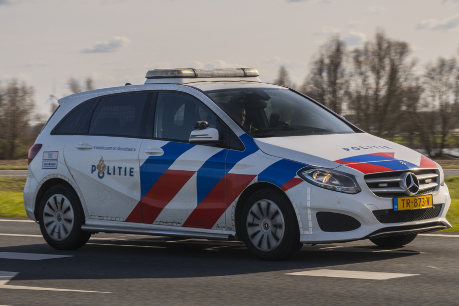 Auto komt in het water terecht bij ongeluk