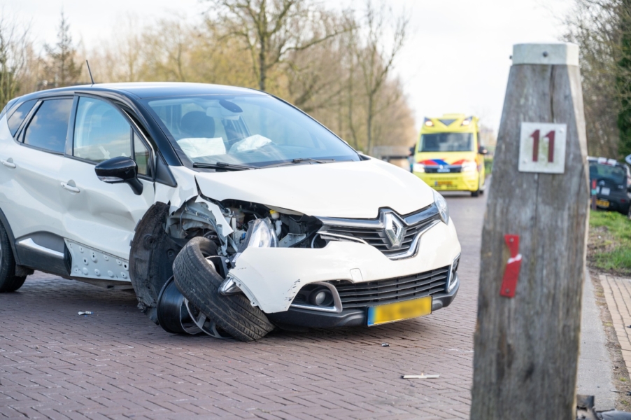 Automobilist rijdt tegen meerpaal