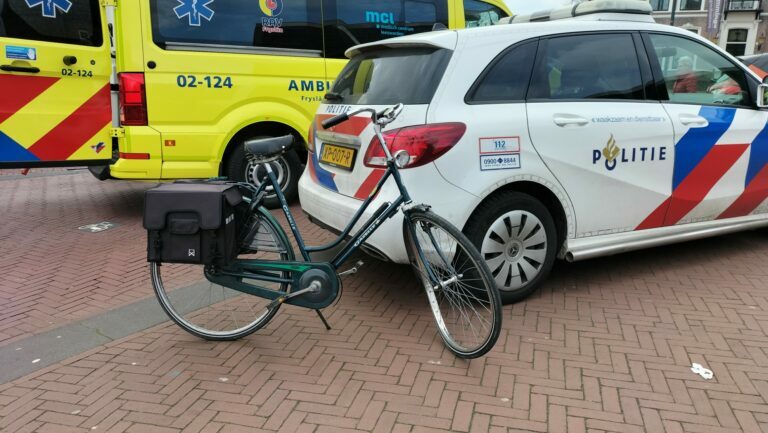 Fietsster naar ziekenhuis na aanrijding met auto