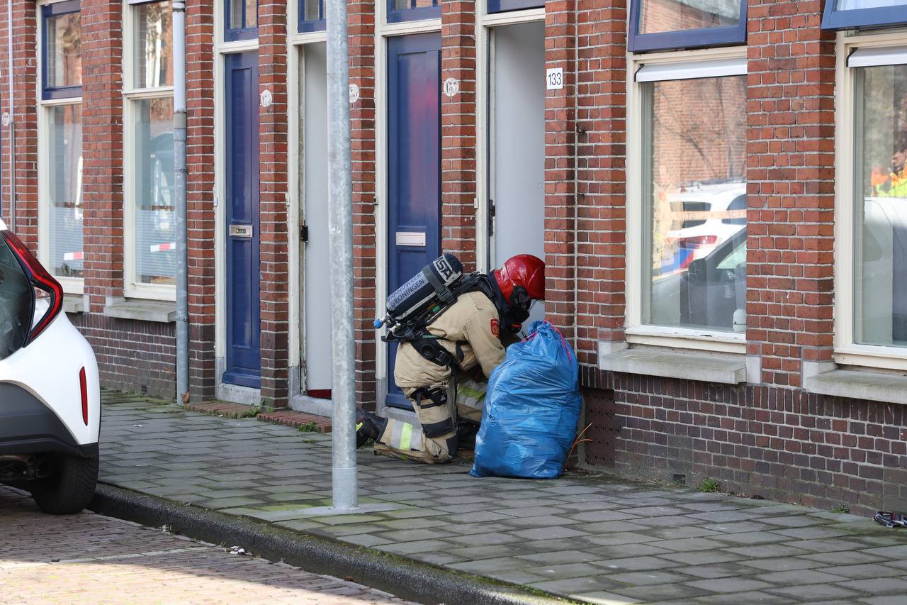 Brandweer rukt groots uit voor ’stinkende kattenbak’