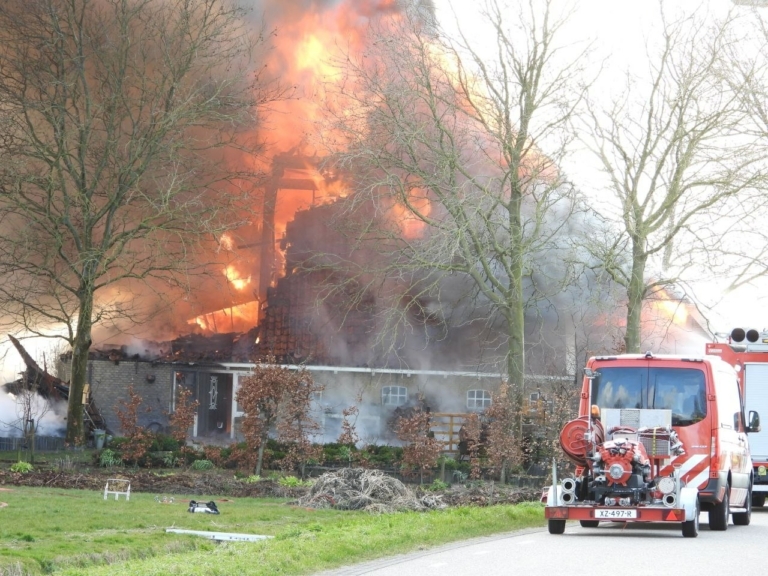 Zeer grote uitslaande brand in woonboerderij