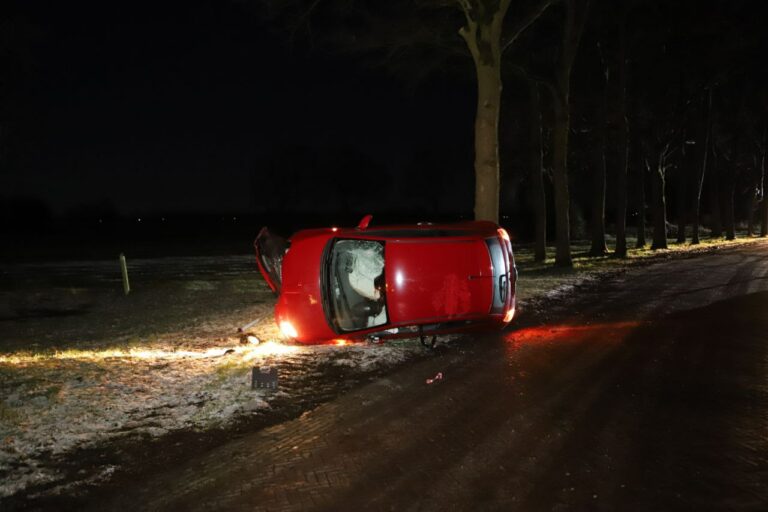 Auto met vier kinderen eindigt op zijn kant