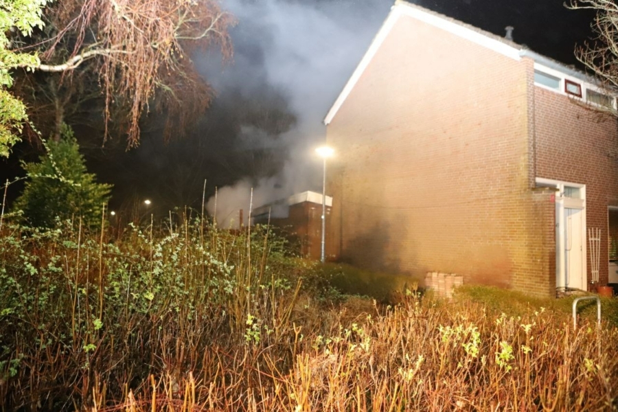 Persoon loopt ernstige brandwonden op bij schuurbrand