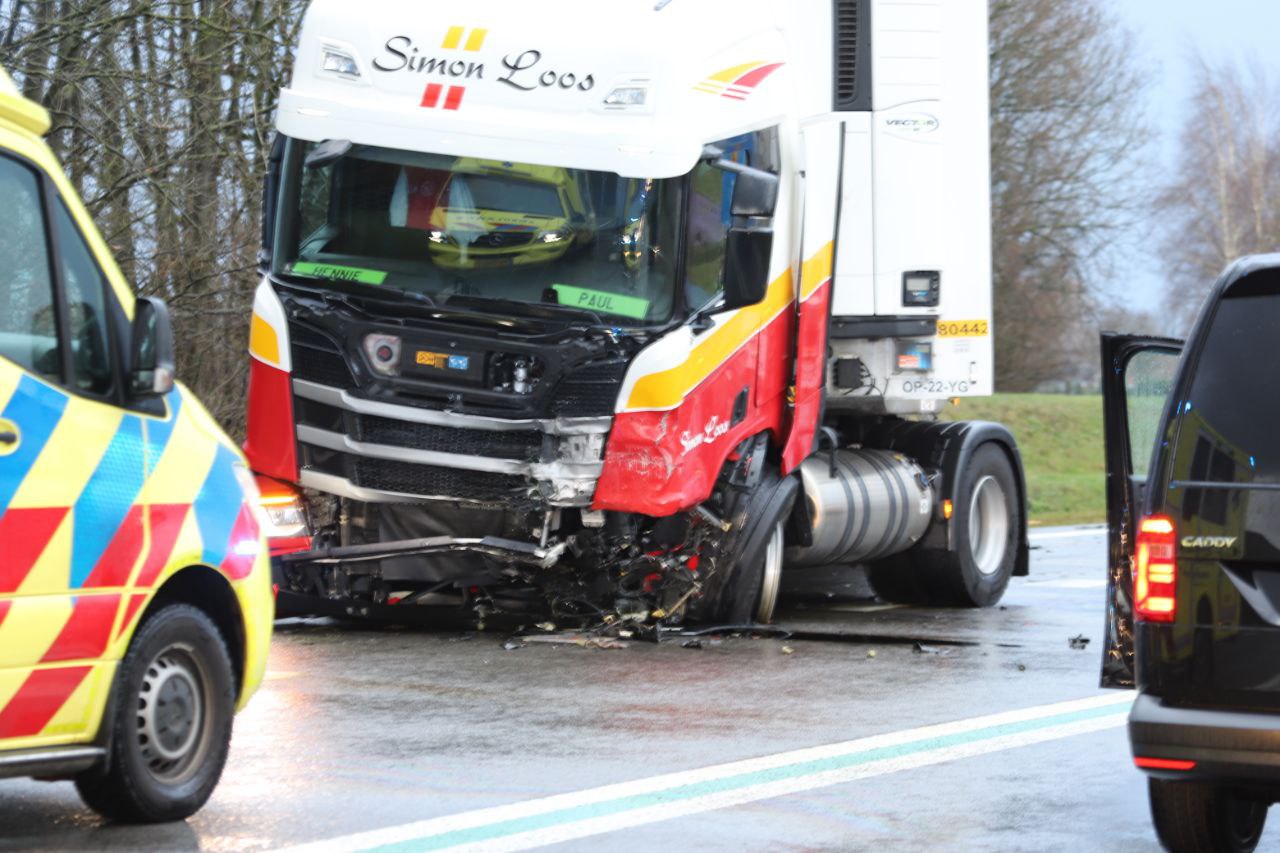 Automobilist (47) dood na frontale aanrijding met vrachtwagen