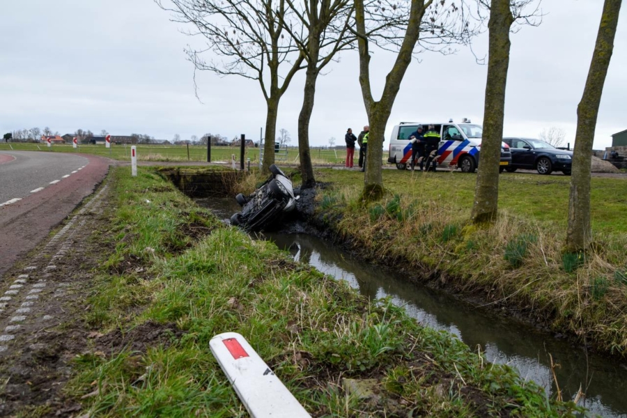 Auto Belandt Ondersteboven In Sloot - NoorderNieuws