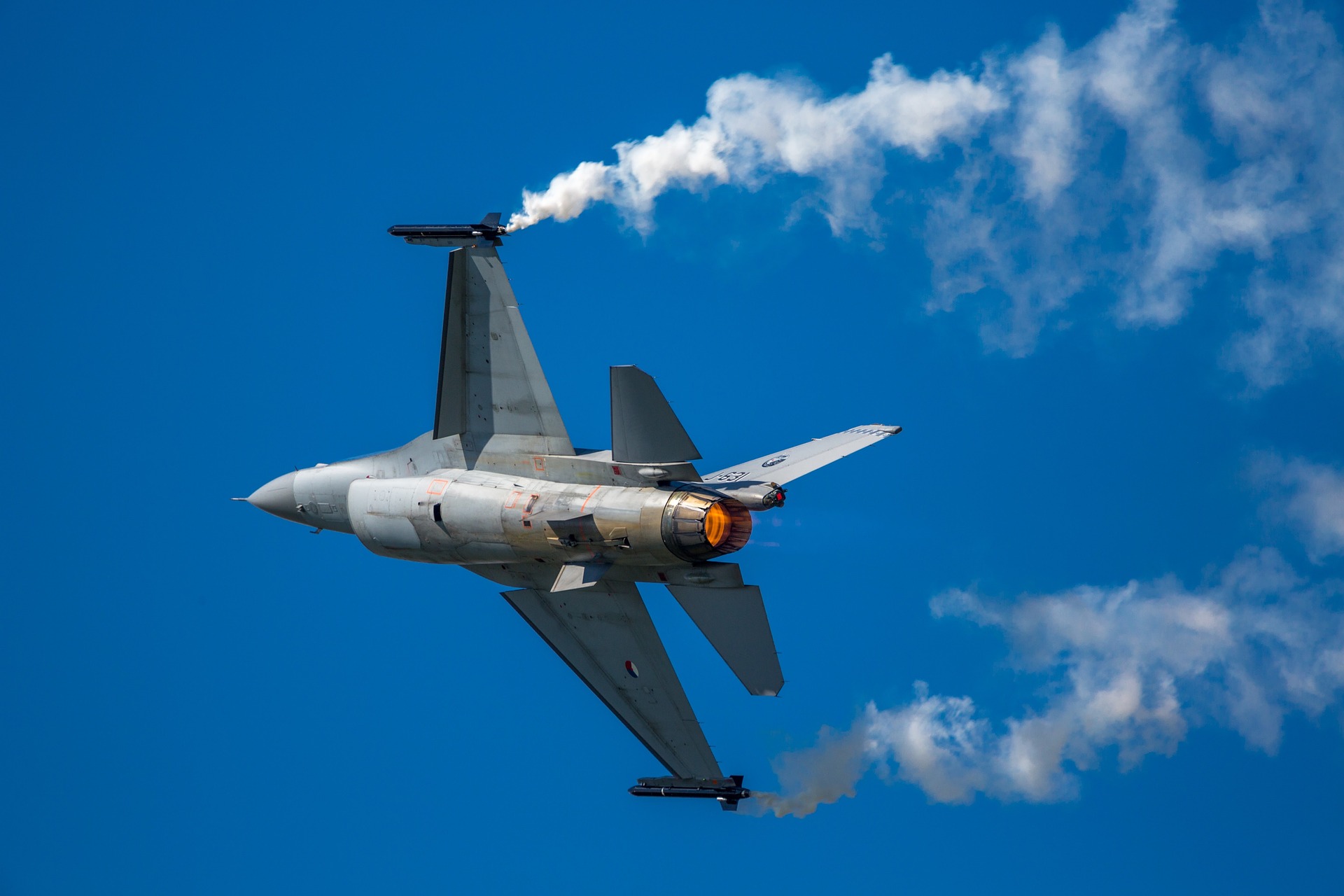 F-16 maakt voorzorgslanding na botsing met vogel
