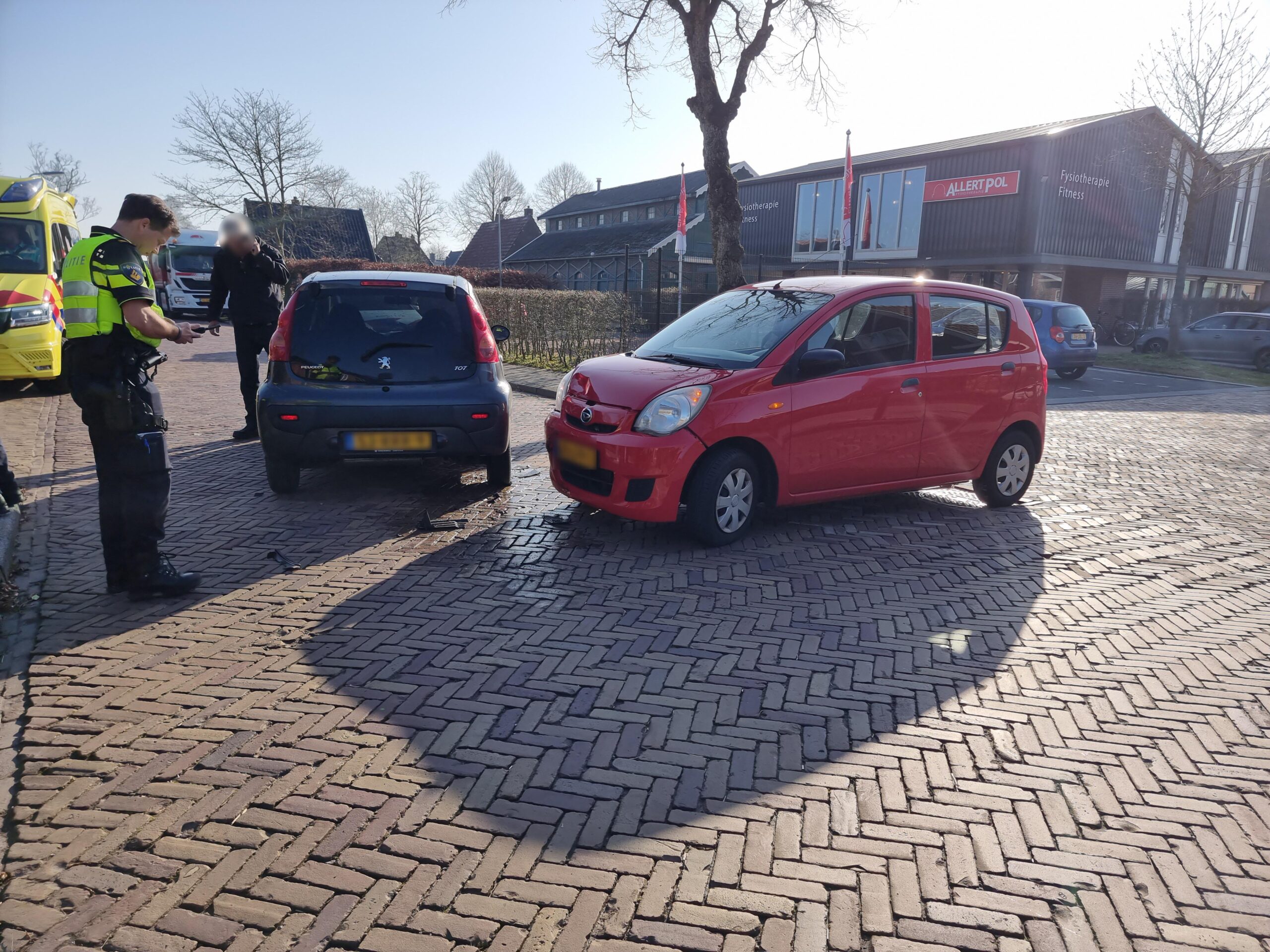 Twee auto’s in botsing op kruising in Buitenpost