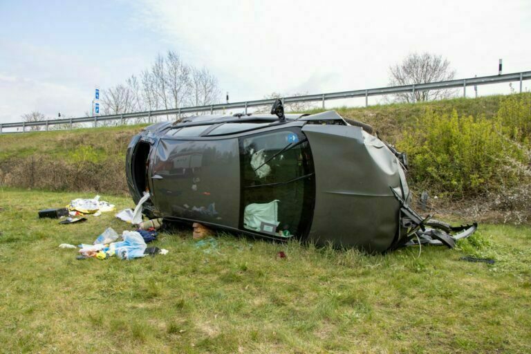 Auto raakt in de slip en slaat over de kop, bestuurder zwaargewond