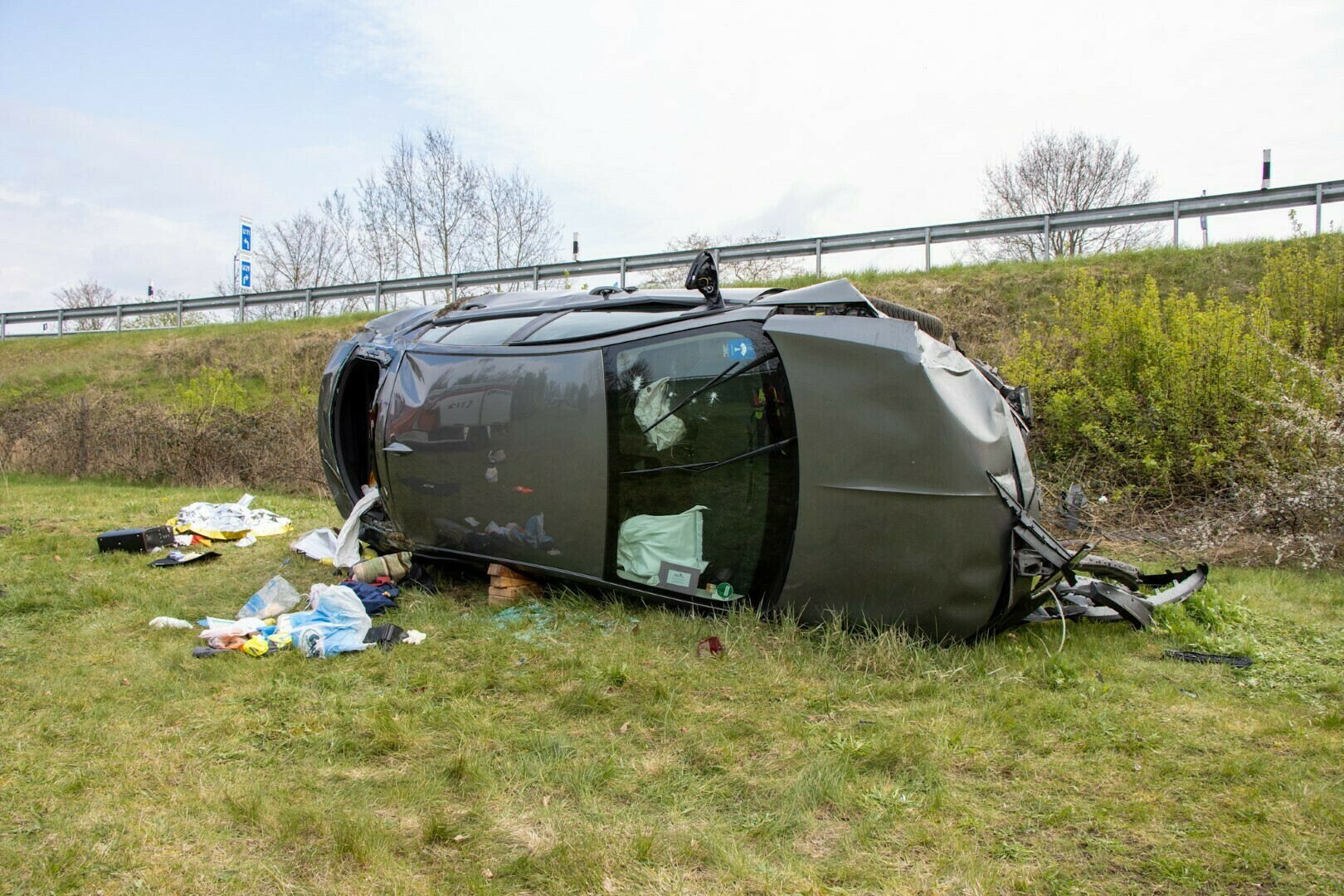 Auto raakt in de slip en slaat over de kop, bestuurder zwaargewond