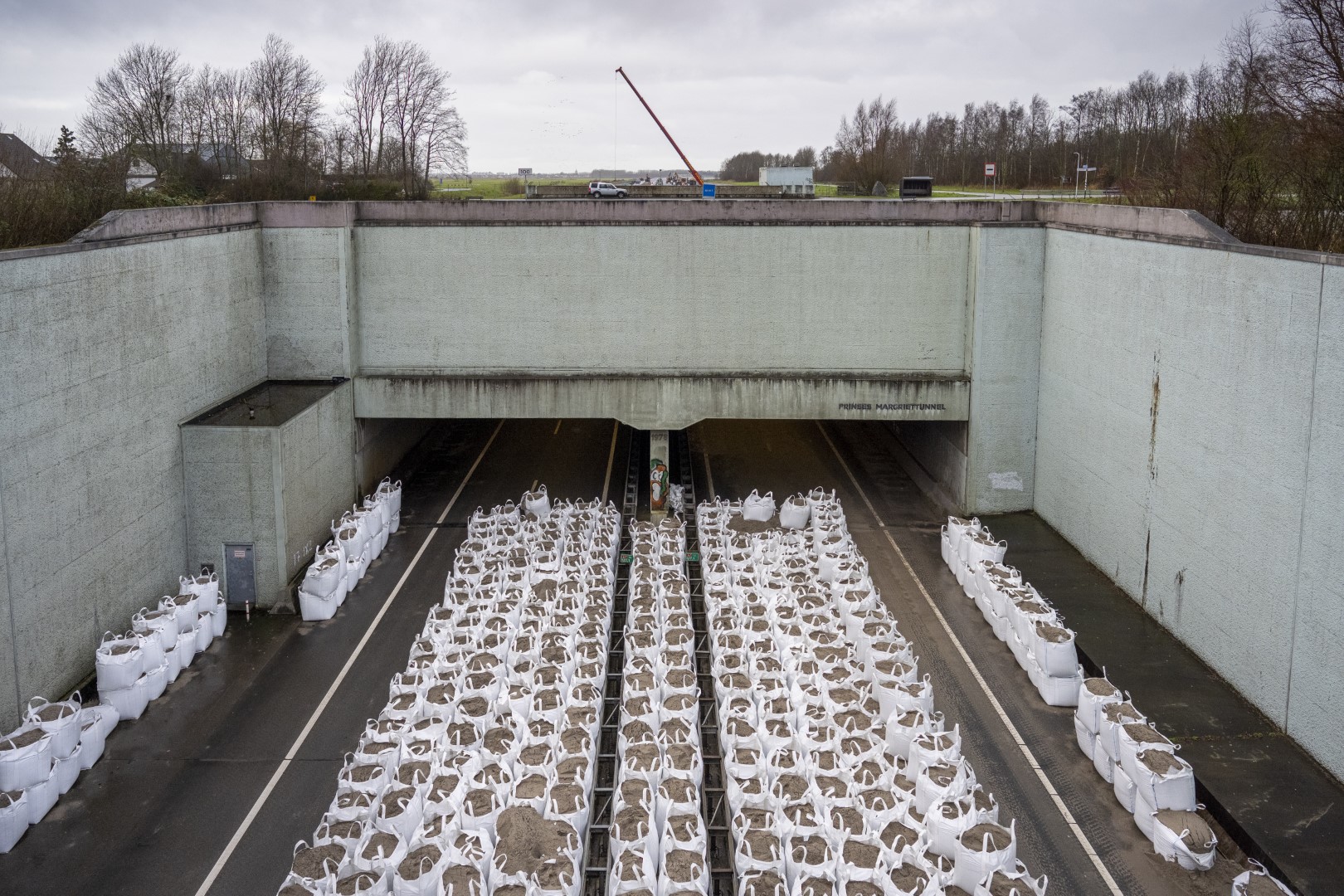 Onderzoek naar kapot wegdek Friese tunnel duurt veel langer