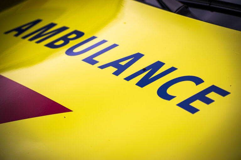 Motorrijder zwaargewond na botsing met auto