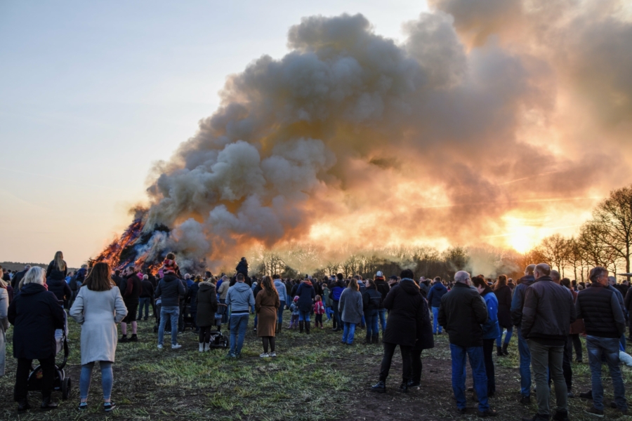 FOTO REPORTAGE: Honderden bezoekers bij paasvuren