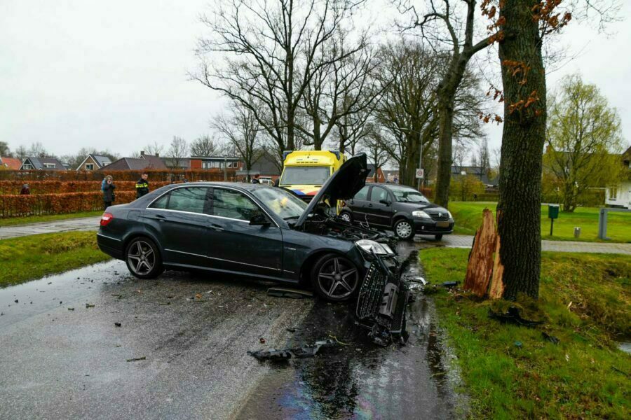 VIDEO: Automobilist zwaargewond bij botsing tegen boom in Nieuw-Roden