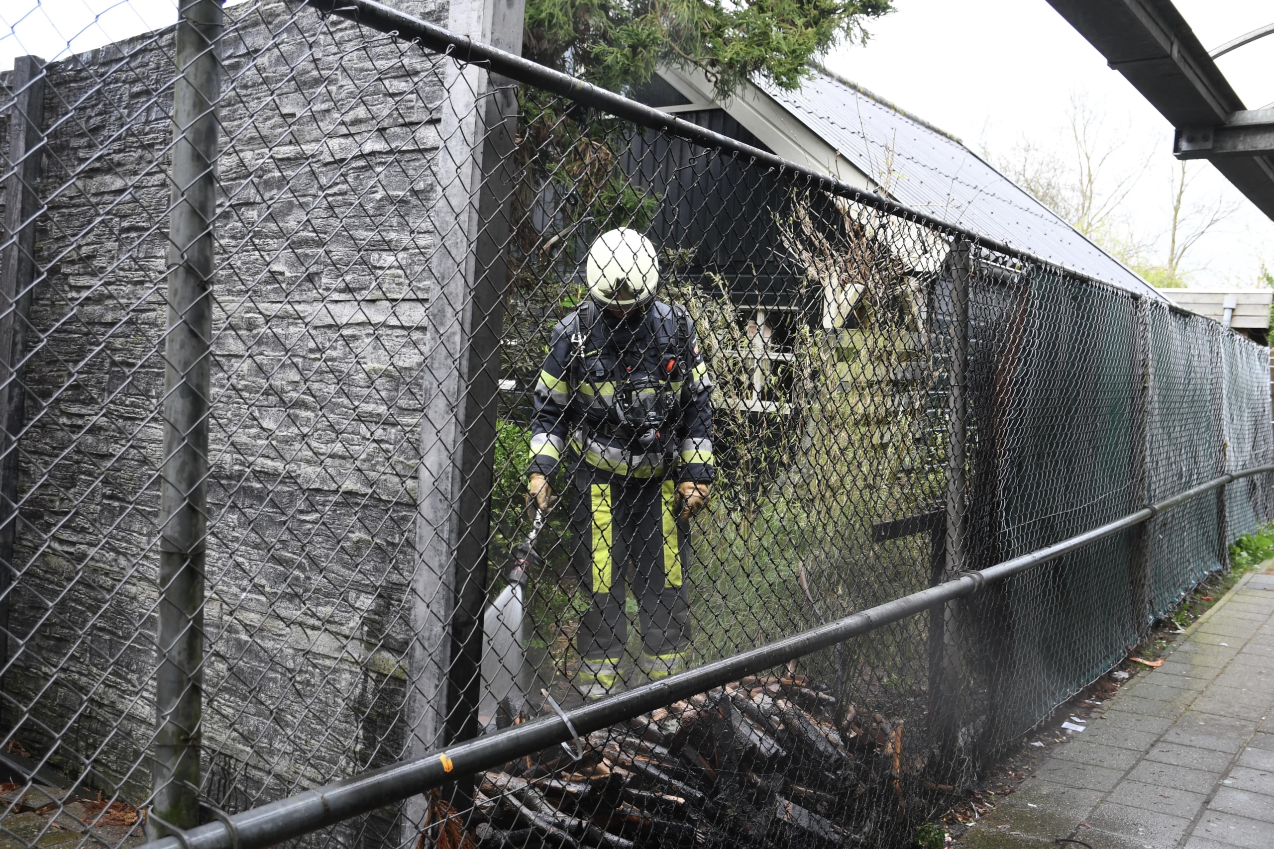 Buitenbrand in tuin geblust door brandweer, vermoedelijk brandstichting