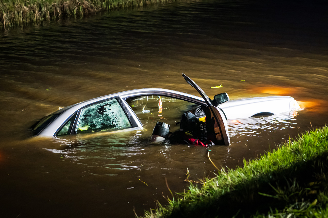Hulpdiensten rukken massaal uit voor auto te water; bestuurder niet aangetroffen
