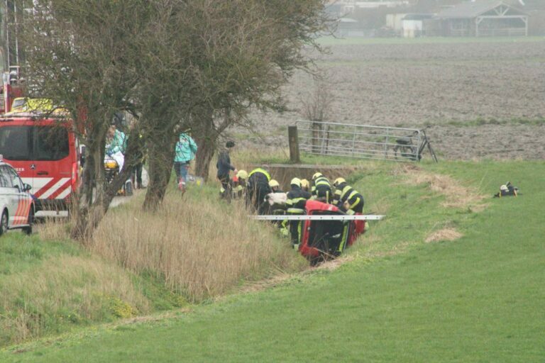 Brandweer bevrijdt slachtoffer nadat auto in sloot belandt