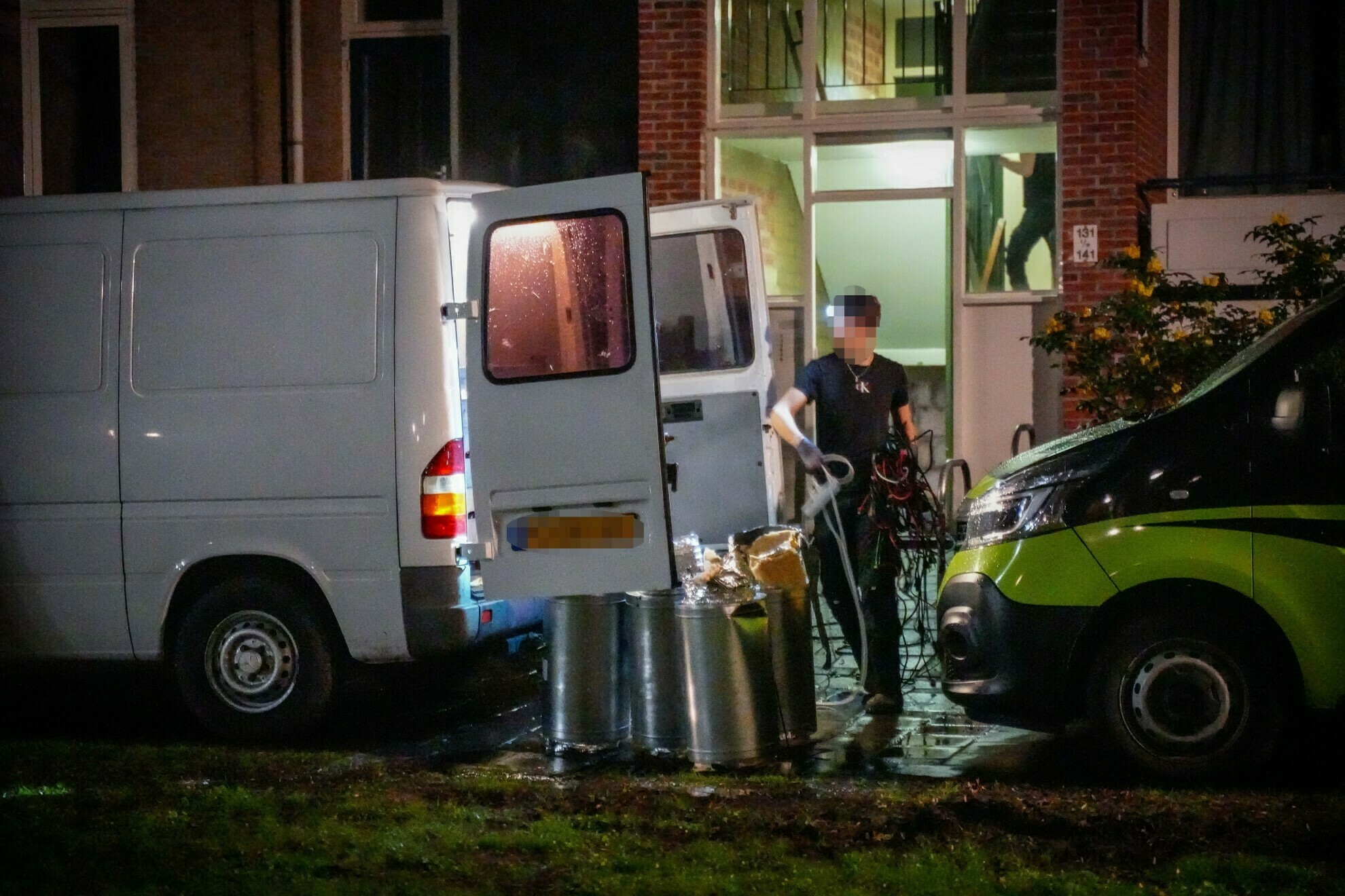 Politie rolt hennepkwekerij op in portiekflat na melding wateroverlast