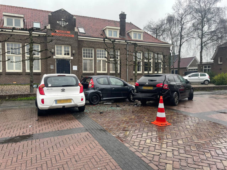 Automobilist ramt geparkeerde auto´s en slaat op de vlucht