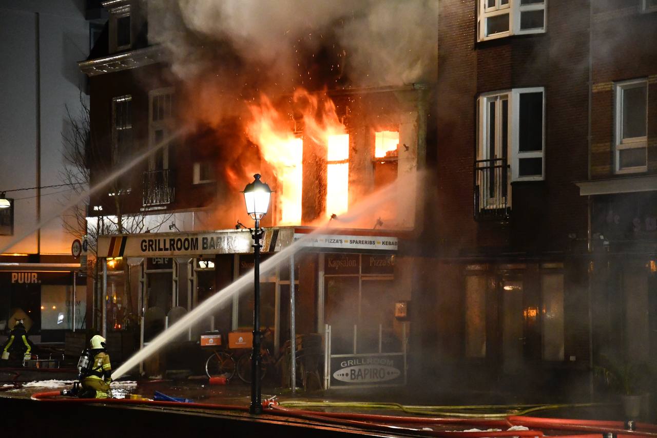 FOTO UPDATE 2: Grote brand in appartement boven een restaurant