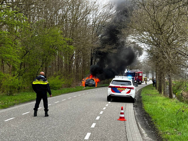 Auto tegen boom, bestuurder raakt gewond bij brand