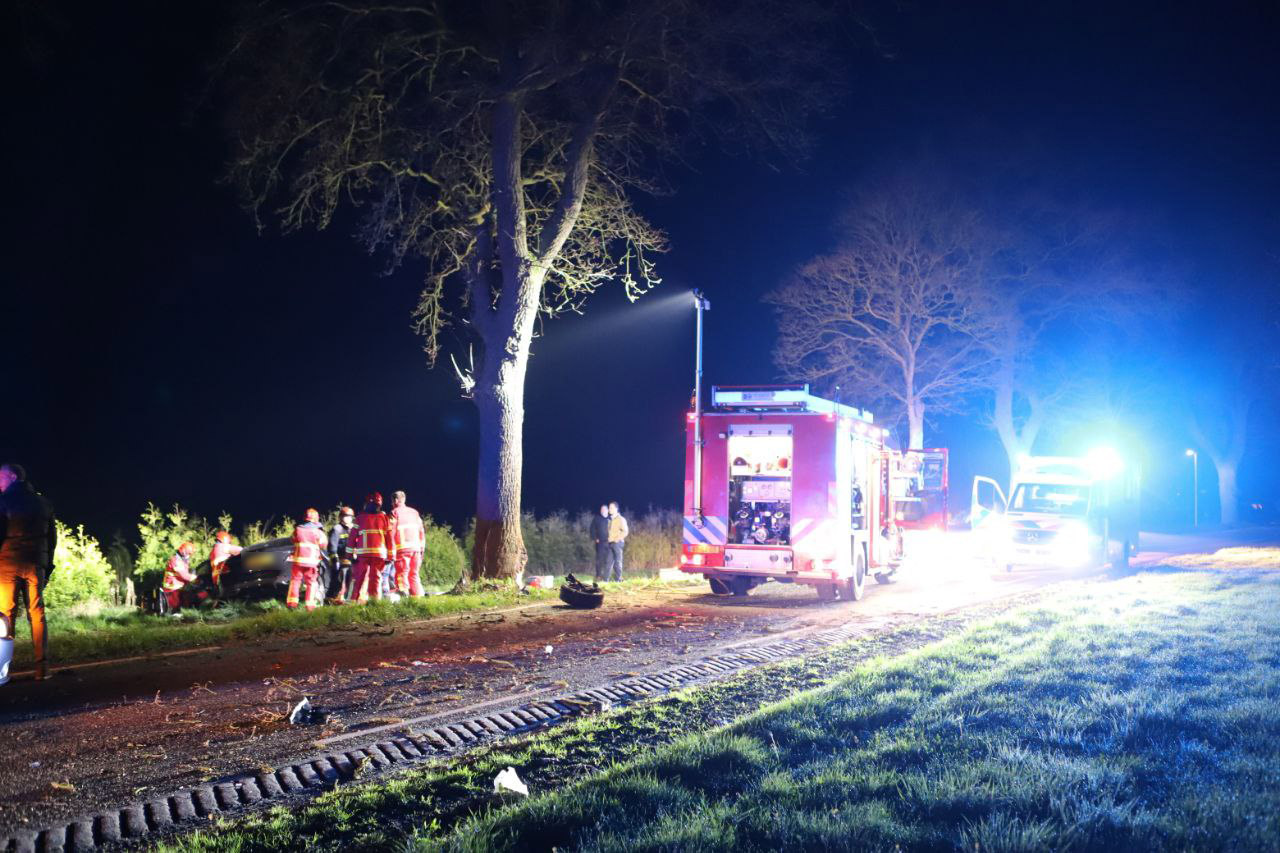 UPDATE: Man (30) overleden bij ernstig ongeval tegen boom