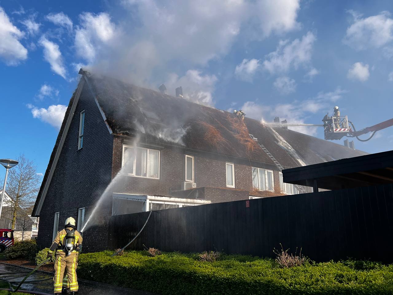 Brand in rieten dak slaat over naar twee andere woningen