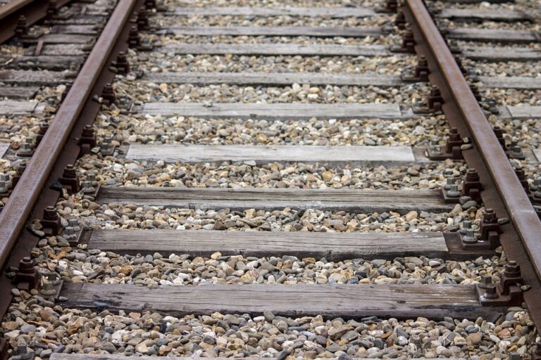Man stapt op verkeerde treinstation uit en besluit over het spoor naar huis te lopen