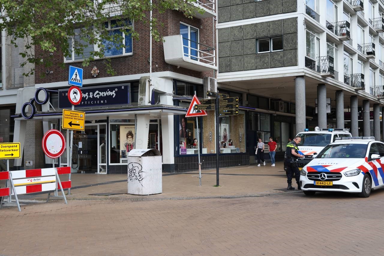 Overval met steekwapen bij winkel, verdachte gevlucht