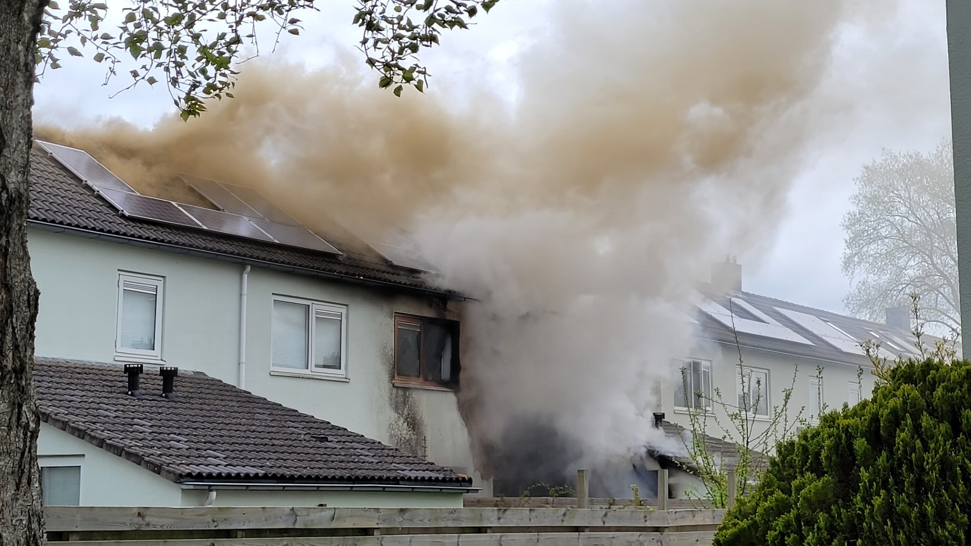 Brand in schuur slaat over naar woning, opgeschaald naar grote brand