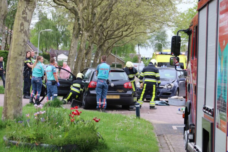 Passagier uit auto bevrijd door brandweer na aanrijding