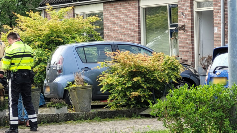 Auto rijdt tegen gevel van woning