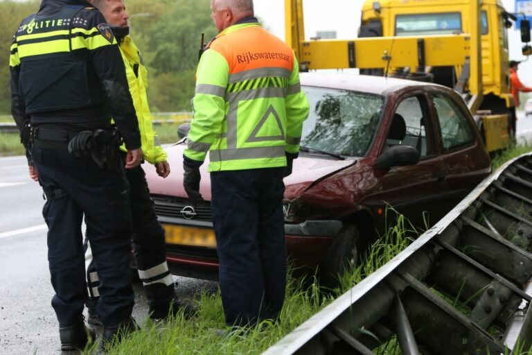 Auto komt in vangrail terecht op N31 Drachten