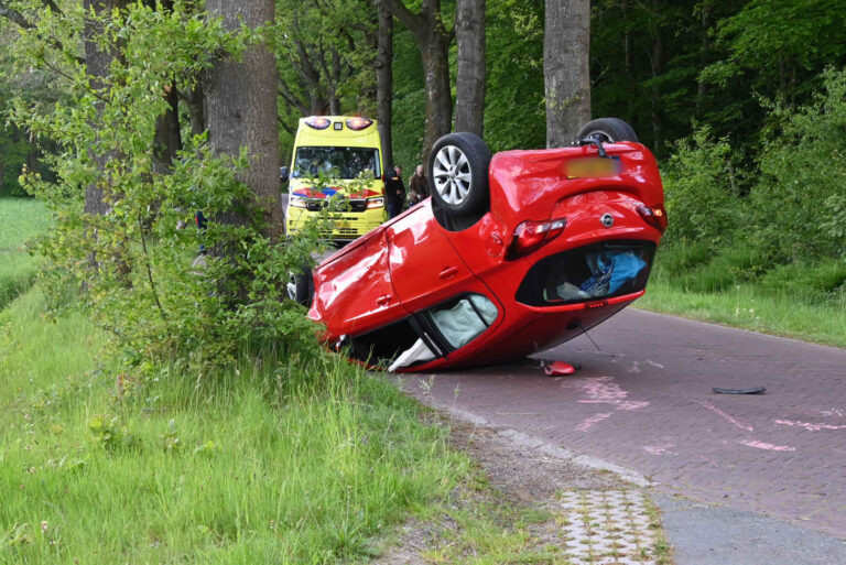 Botsing tussen twee auto’s, één voertuig over de kop geslagen