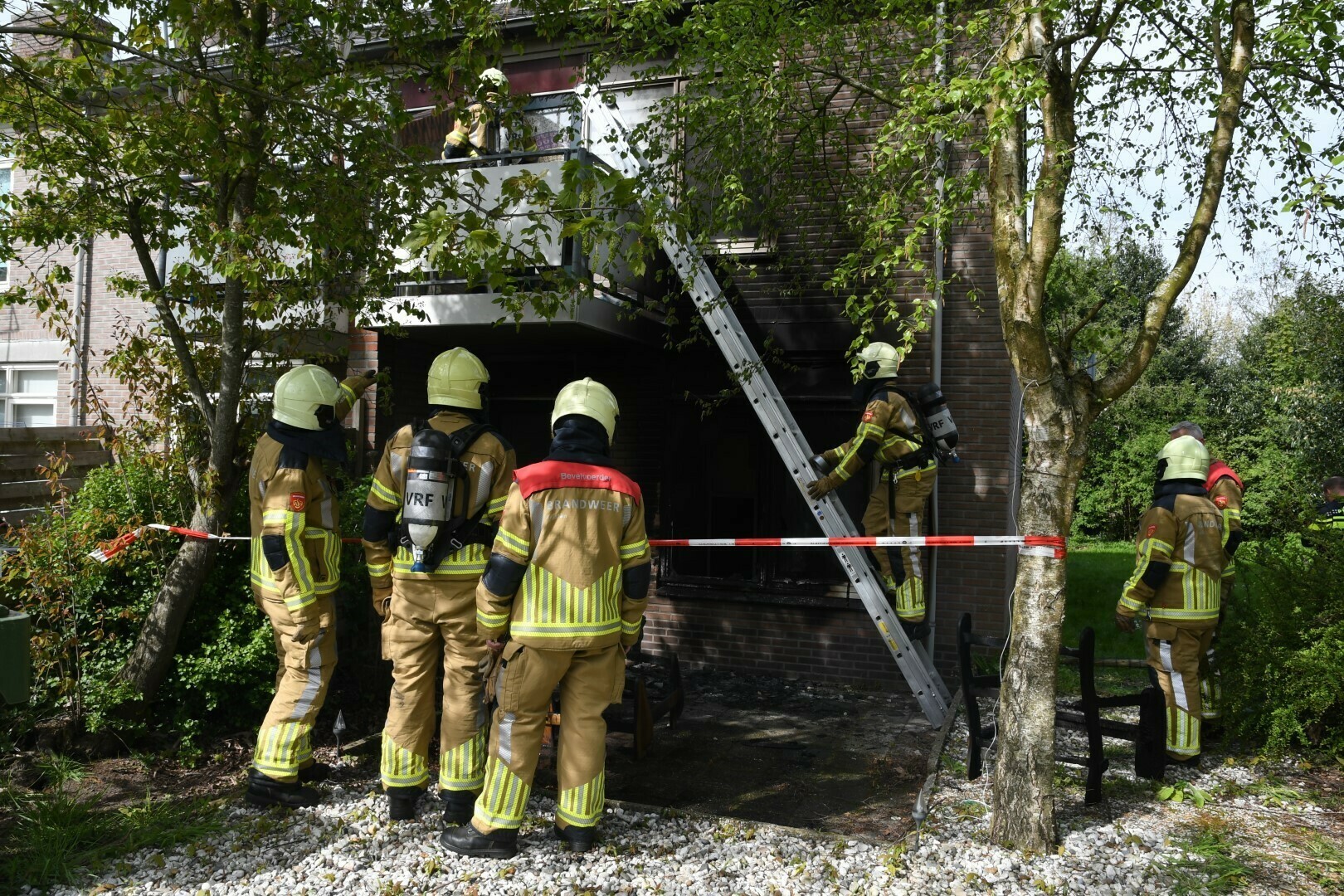 Brand achter portiekwoning, onderzoek naar brandstichting