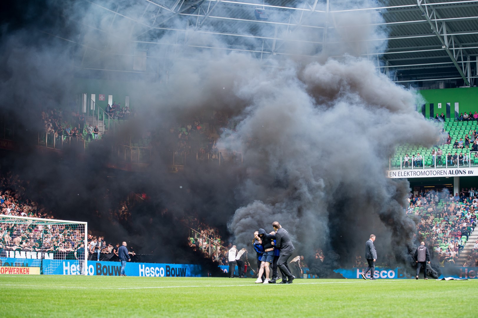 Krant plaatst statement tegen rookbommen bij FC Groningen