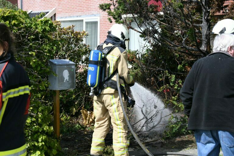 Brandweer rukt uit voor brand in voortuin
