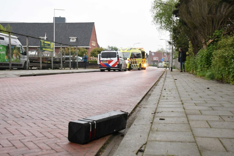 Automobilist rijdt twee palen uit de grond