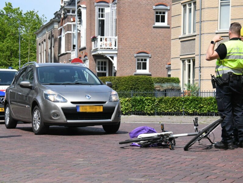 Fietsster naar ziekenhuis na aanrijding met auto