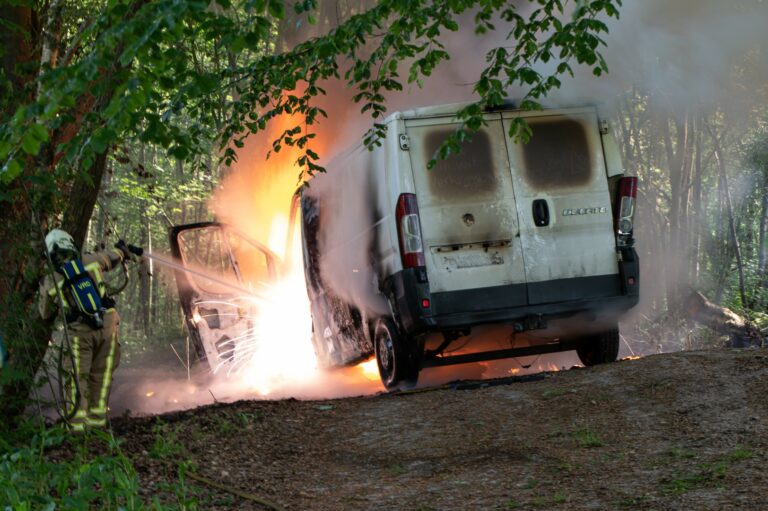 In brand gestoken bestelbus eerder op de dag gestolen