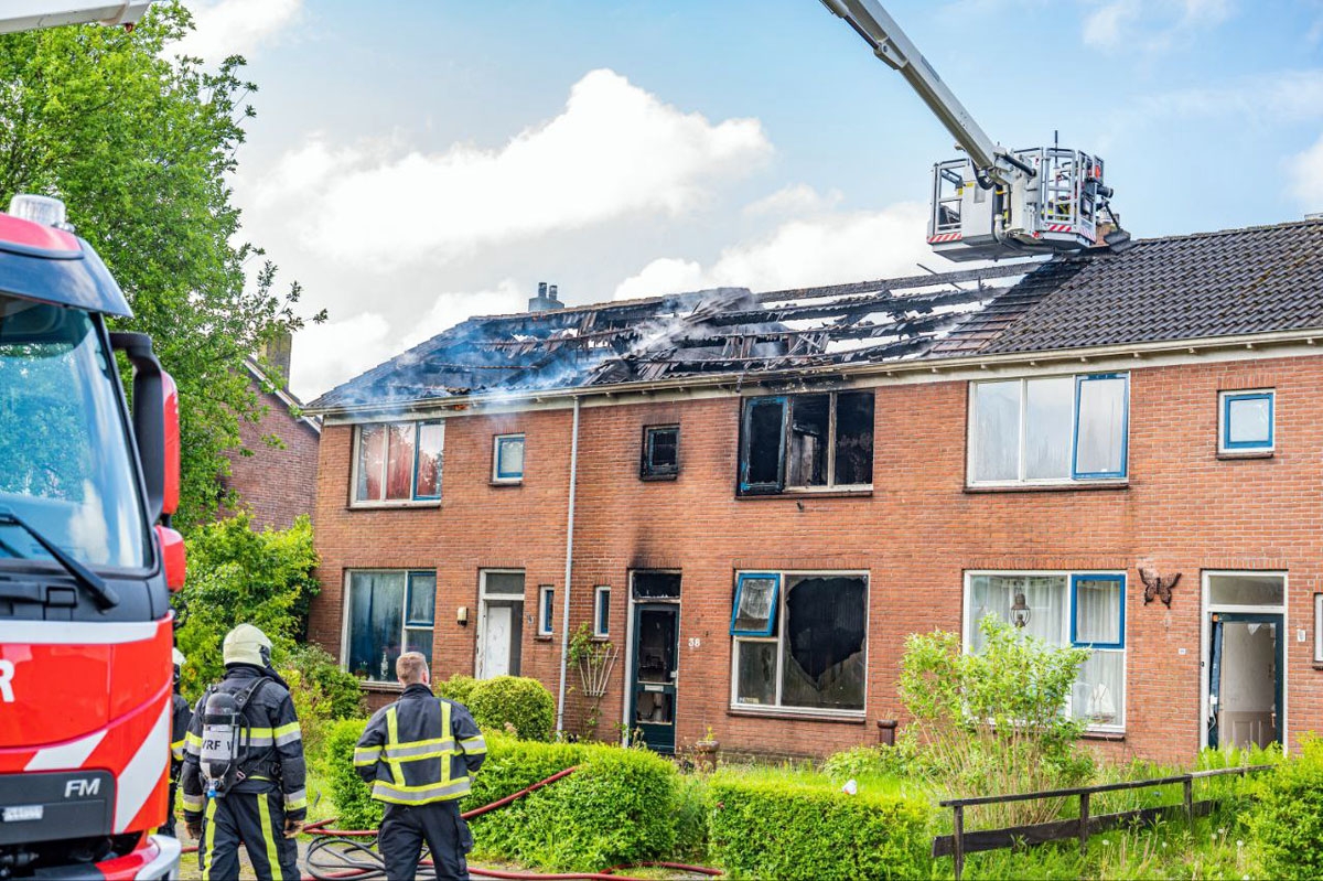 Twee woningen verwoest na brand in Holwert
