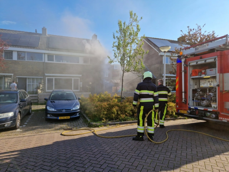 Brandweer redt twee konijnen bij keukenbrand in woning