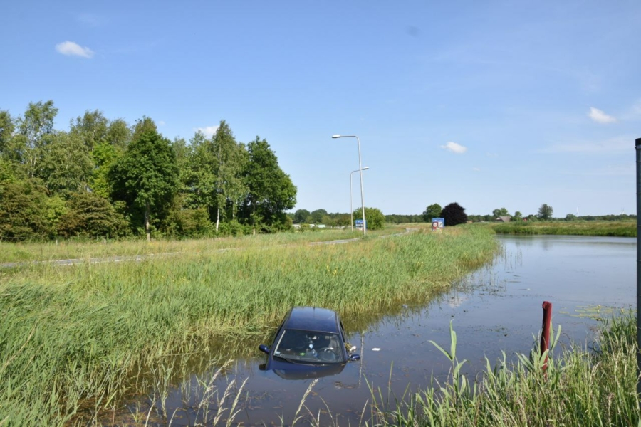 Man duikt met zijn auto het kanaal in