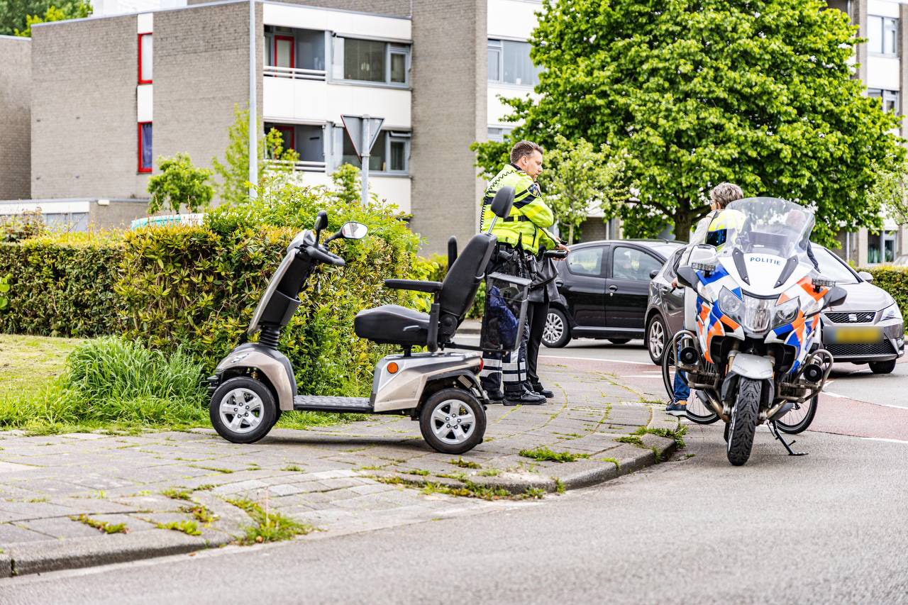 Scootmobiel en auto met elkaar in botsing op rotonde in Groningen