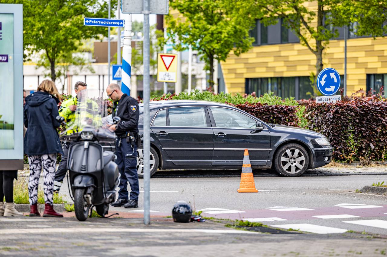 Scooter aangereden door auto op rotonde in Groningen