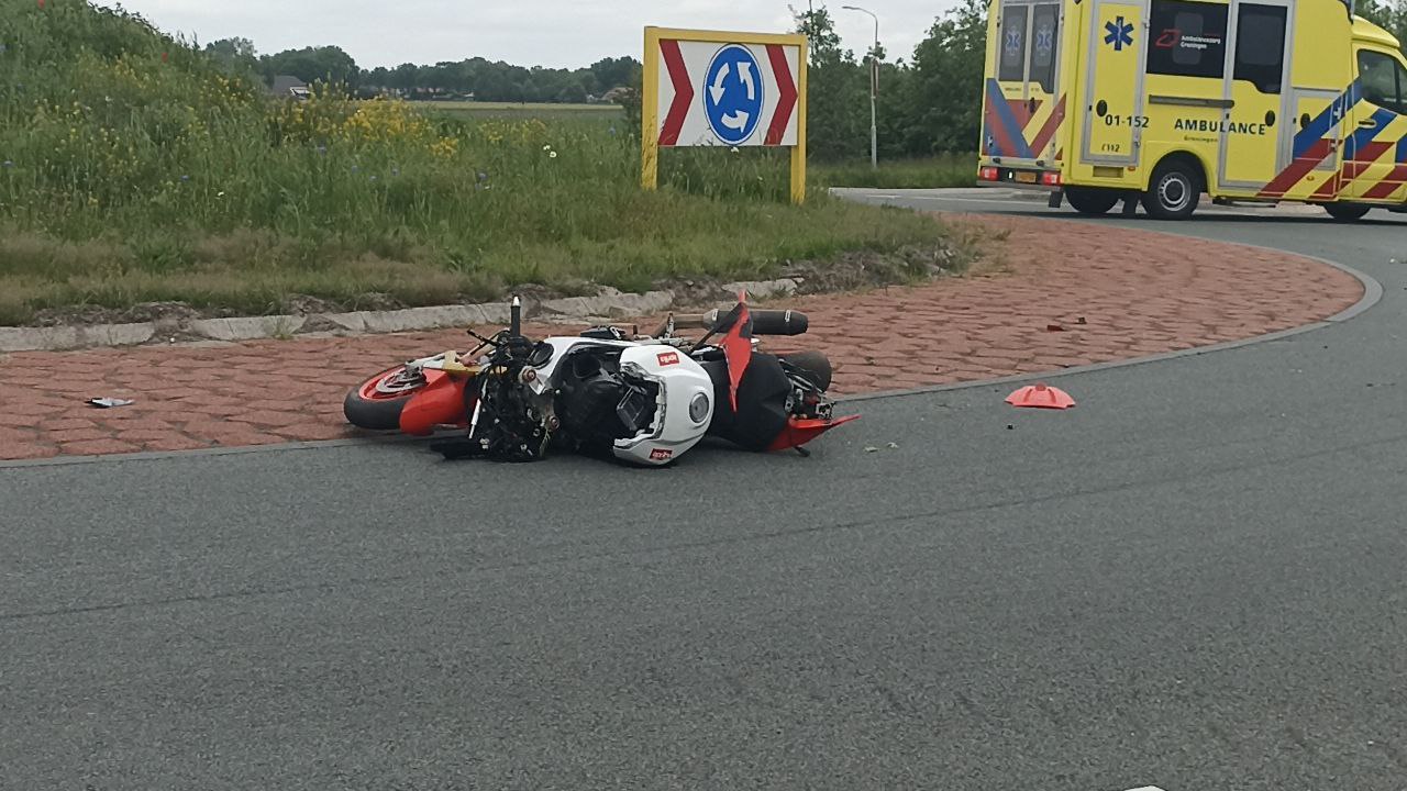 Motorrijder gaat onderuit op rotonde en raakt gewond