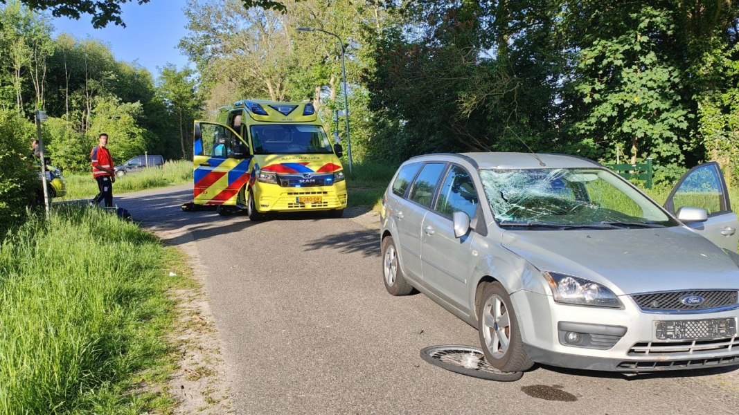 Fietser geschept door auto en raakt ernstig gewond