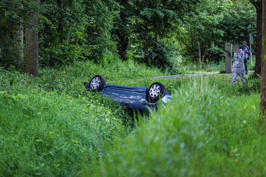 Eenzijdig ongeval: Auto botst tegen lantaarnpaal en belandt in sloot